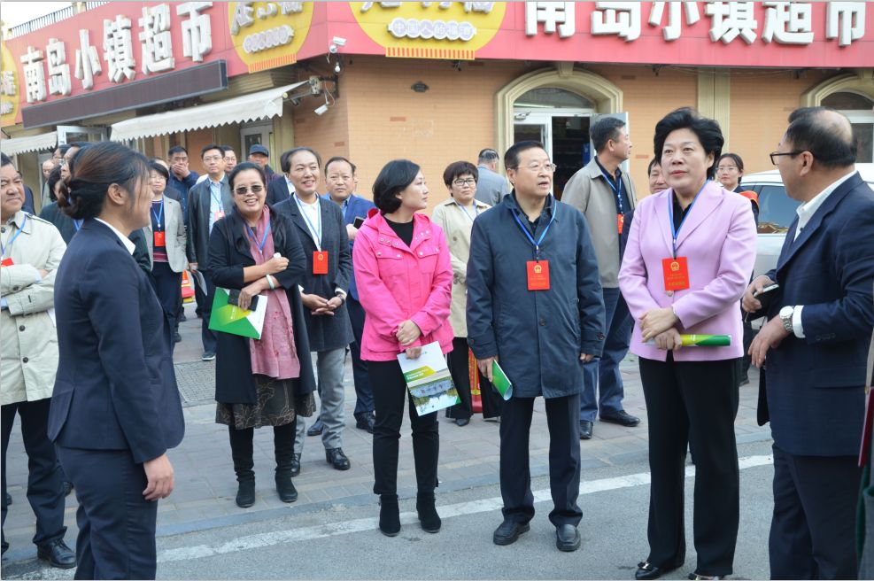 西海岸新區(qū)人大常委會(huì)現(xiàn)場視察智慧社區(qū)建設(shè)管理工作