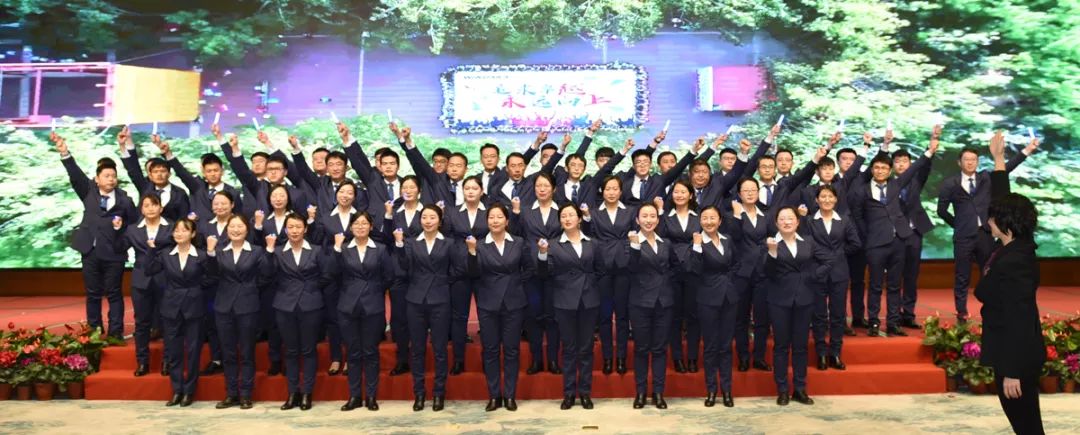 忘我拼搏，相信我們會(huì)創(chuàng)造奇跡！