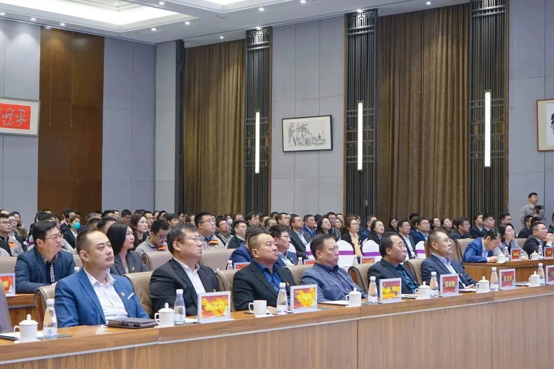 弘揚勞模精神 貢獻青春力量<br>瑞源控股集團“慶五一、迎五四”表彰大會圓滿召開，文達通股份多人獲獎！  ?