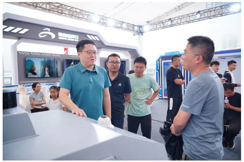 青島市委常委、副市長王波等領(lǐng)導嘉賓參觀文達通AI無人清掃車