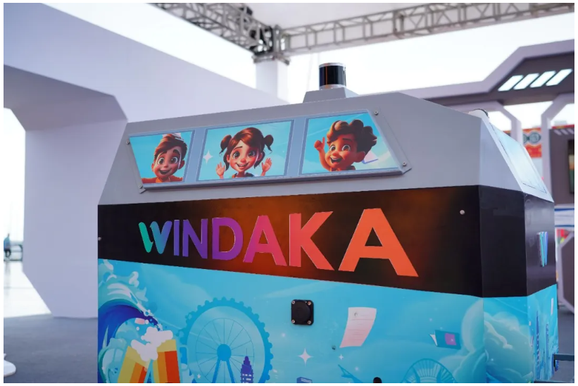 青島市委常委、副市長王波等領(lǐng)導嘉賓參觀文達通AI無人清掃車