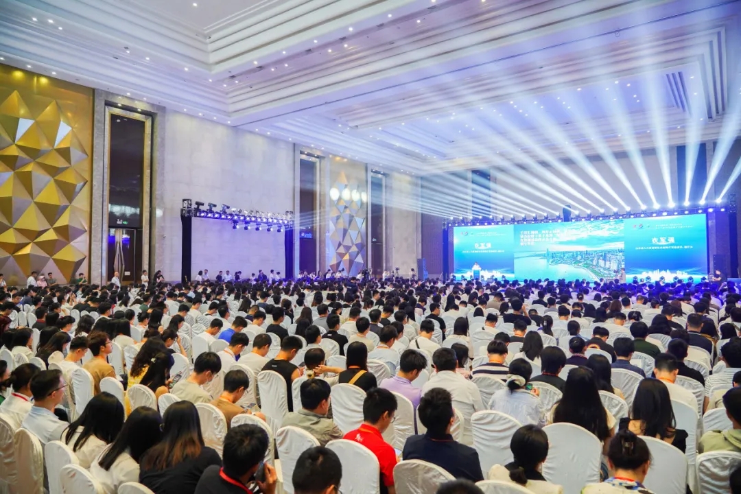 智匯青春之島 博引活力未來丨文達(dá)通AI無人清掃車亮相第十一屆“百所高校千名博士青島行”活動