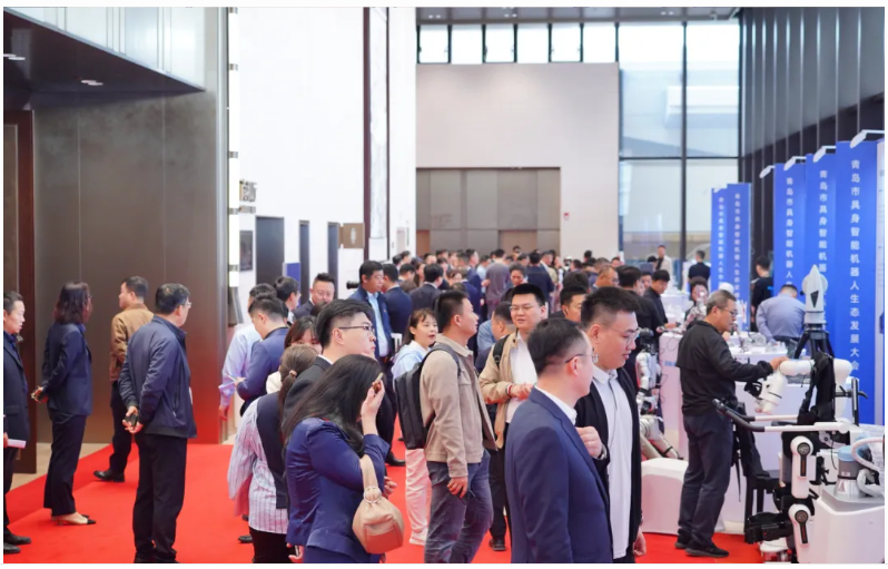 “機”聚新動能 “智”創(chuàng)新未來丨文達通無人清掃機器人亮相2025青島市具身智能機器人生態(tài)發(fā)展大會