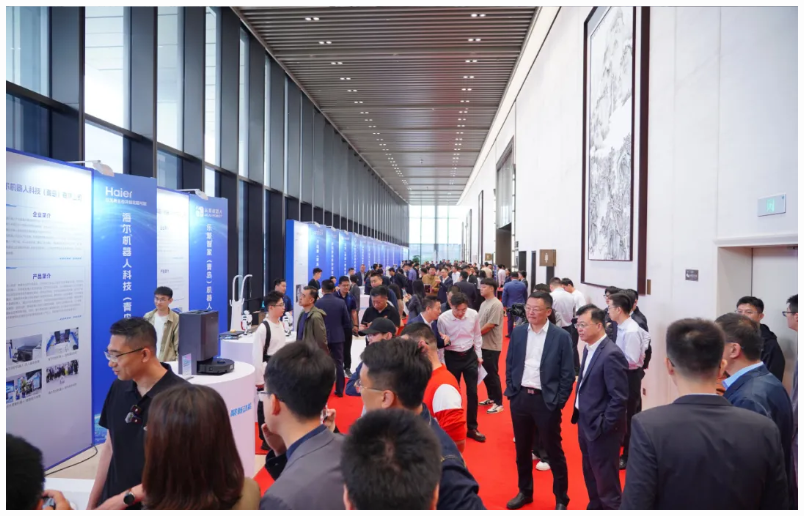 “機”聚新動能 “智”創(chuàng)新未來丨文達通無人清掃機器人亮相2025青島市具身智能機器人生態(tài)發(fā)展大會