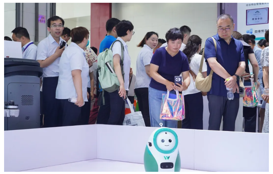 文達通股份攜”數(shù)智物業(yè)全鏈解決方案”亮相中國物博會，“AI+機器人”定義智慧物業(yè)新標桿