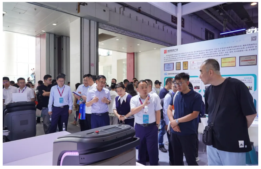 文達通股份攜”數(shù)智物業(yè)全鏈解決方案”亮相中國物博會，“AI+機器人”定義智慧物業(yè)新標桿